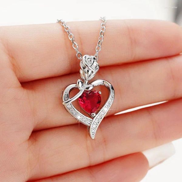 Collane con ciondolo Huitan Splendido cuore rosso CZ Rose Design Collana da donna Estetica Accessori da sposa da sposa Regalo per la festa della mamma