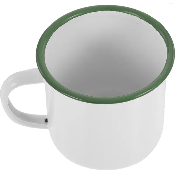 A louça ajusta a caneca de café esmaltada que bebe a água do copo de chá para o escritório em casa