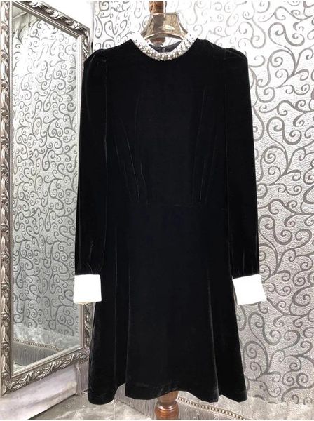 Lässige Kleider 2023 Winterkleid hochwertige Frauen stehen Hals Perlen -Deco Weißer Farbblock Langschläfe gerade schwarzer weicher Samt