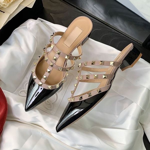 Mulheres sandálias pontiagudas rebites chinelos marca de luxo nu preto ouro prata saltos grossos preto fosco couro real clássicos verão vermelho sapatos de casamento com saco de pó 34-44