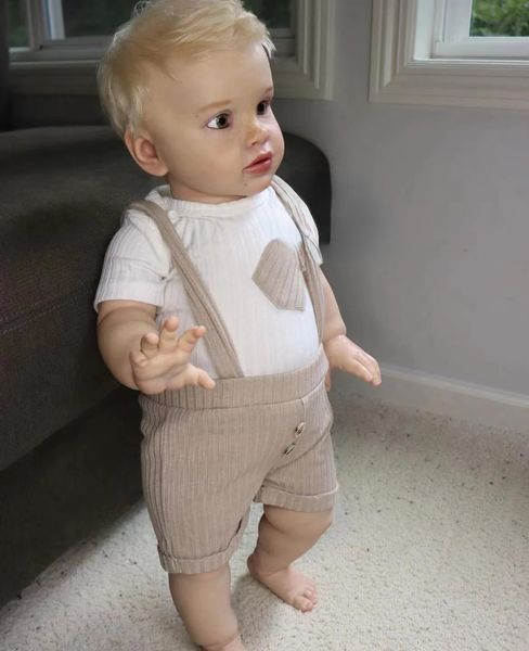 Bonecas FBBD Customzied Limited Supply 26inch Reborn Baby Doll Pippa Boy Versão Sardas no rosto com cabelo curto branco enraizado à mão 231023