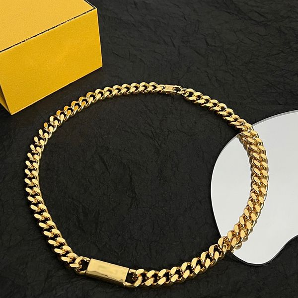 Gioielli con ciondolo di lusso Ciondolo in oro Semplice e versatile Cerchio Stile lettera cava Design a doppio strato di colore Elegante stilista Collana con splendida atmosfera