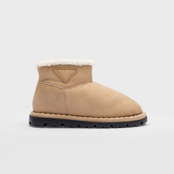 Logotipo triangular Shearling botas baixas de pele de carneiro Camurça Pele de neve Botas de tornozelo planas Sapatos de inverno da moda feminina Dedo redondo calçado de fábrica de designer de luxo