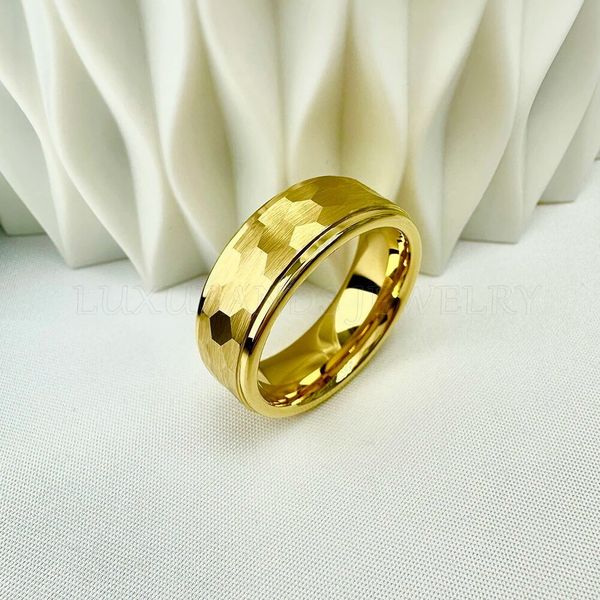Anéis de banda Tungstênio casamento anel de cor dourada para homens wemen 8mm 6mm bordas escalonadas multifaced martelado banda preta acabamento escovado conforto ajuste 231023