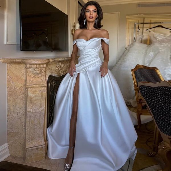 Abiti da sposa moderni con spacco alto sulla coscia Una linea al largo della spalla Abito da sposa con pieghe Gonna gonfia Robe De Mariage in raso