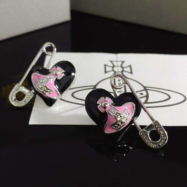 Designerin Viviene Westwood Sweet Cool Wind Black Pink Advanced Saturn Empress Dowager Love Pins Ohrringe Kontrastfarbene Tropfen Emaille Ohrringe Kleine Ohrringe