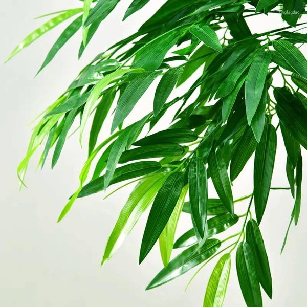 Декоративные цветы 2023. Имитация бамбуковых листьев. Пластиковые зеленые комнатные ветки деревьев и листья. Имитация искусственных офисных растений.