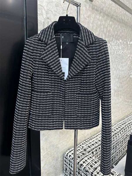 Misto lana da donna designer 2023 Inizio autunno Nuovo Un piccolo stile profumato Fascino Celebrity Striped Camelia Blossom Breve Flip Collar Cappotto Donna CU4R