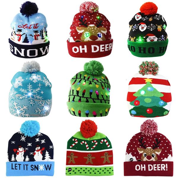 Berretti con teschio/berretti con teschio Cappello di Natale maglione Cappello di fagiolo lavorato a maglia di alce di Babbo Natale con luci a LED modello cartone animato Forniture di Capodanno per bambini Regali di Natale 231023