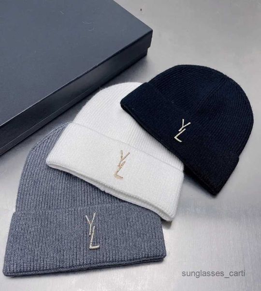 Stilvolle Buchstaben Designer Beanies Unisex Gestrickte Schädelkappen Metallkappe Hüte Paar Männer Frauen Ski Beanie