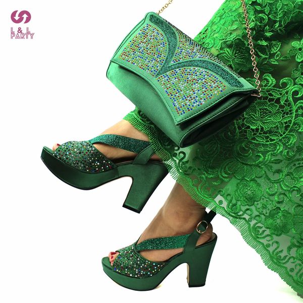 Scarpe eleganti Scarpe da donna italiane alla moda Borsa abbinata in colore verde Sandali con tacco comodi da donna africana matura per la festa 231024