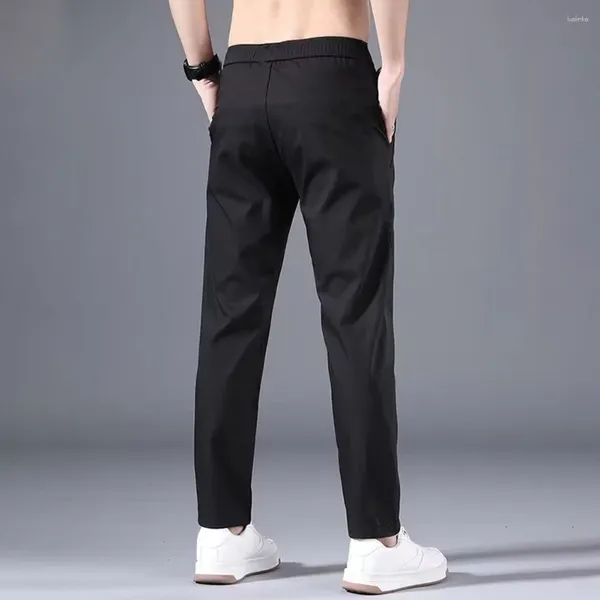 Herrenhosen bleiben bequem und modisch mit dieser Slim-FIT-Chinohose für Herren, die sich ideal für den täglichen Geschäftsgebrauch eignet