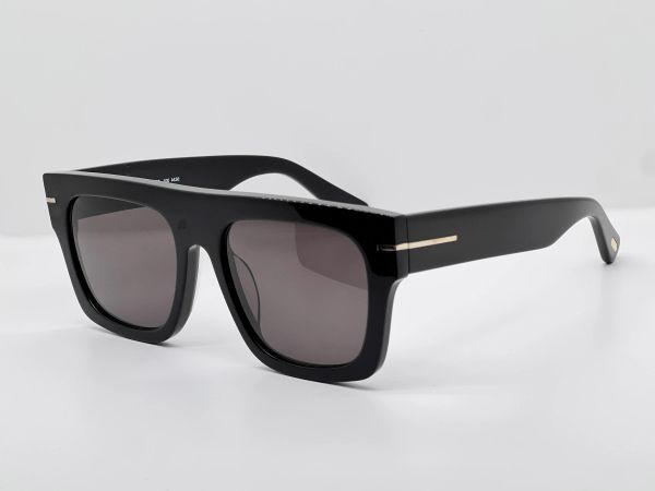 Moda erkekler ve kadınlar için lüks tasarımcılar. Şık güneş gözlüğü çerçevesinde UV400 havalı harfler. Koruyucu lensler orijinal ambalajla birlikte gelir