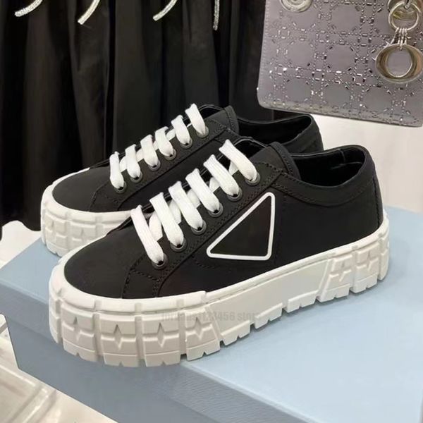 Scarpe di tela di nylon con piattaforma di design di lusso da donna sneakers casual in telo nero con triangolo in metallo smaltato