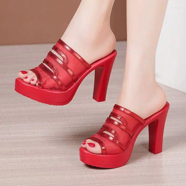 Chinelos tamanho pequeno 32-43 elegante vermelho ouro sapatos de casamento verão 2023 bloco feminino salto alto plataforma slides modelo de festa de escritório