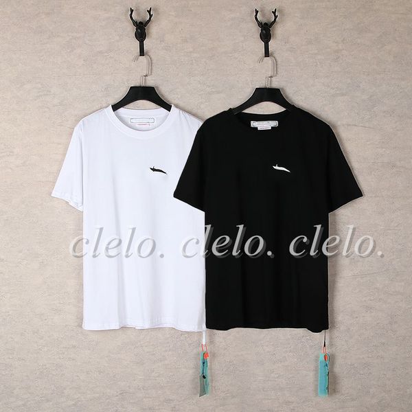 Moda Top Solto Manga Curta Camiseta Clássica Masculina Plus Tees Letra Seta Cruz Padrão Preto e Branco S-XL