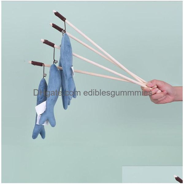 Giocattoli per gatti Peluche Bacchetta di balena blu con campana Gattino Pesci Bastoncini da masticare Canna da pesca in legno interattiva Giocattolo per animali domestici Idee regalo Drop Dhd12