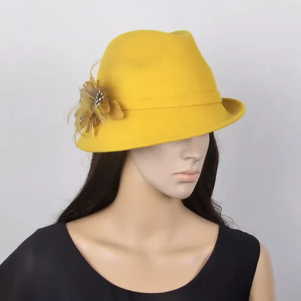 Berretti dal design esclusivo Cappelli in vera lana gialla Cappello da donna invernale caldo Fedora da sposa con piuma a pois per l'inverno.