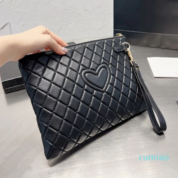 Womens Black Love Quilted Clutch Bags Designer Clássico Lambskin Xadrez Gold Hardware Zipper Grande Capacidade Carteira Francesa Luxo Moeda Bolsa Unissex Bolsas 30x20cm