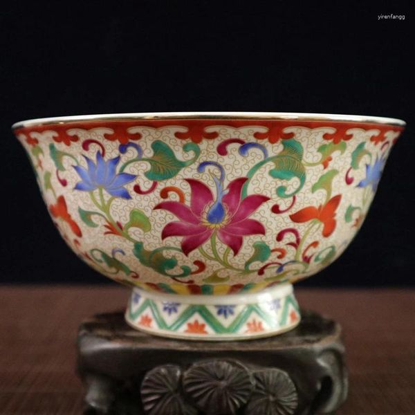 Dekorative Figuren, zarte chinesische Famille Rose-Porzellan-Emaille-bunte Schale, bemalt mit Blumen und Pfau, Qianlong Mark Nr. 2