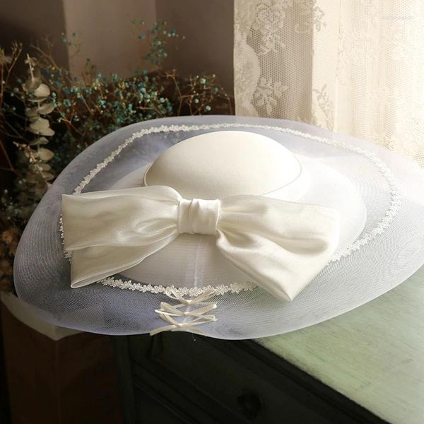 Berets branco grande malha chapéu de casamento elegante senhoras cetim gaze arco fedora romântico po tiro cavalo corrida headwear