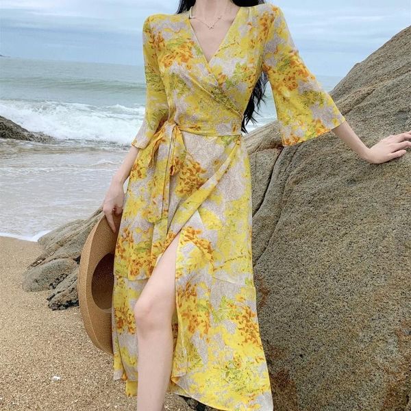 Abiti casual 2023 Estate Moda semplice Temperamento francese Elegante Appare Sottile Fiori gialli Body Wrap Holiday S Dress Z383