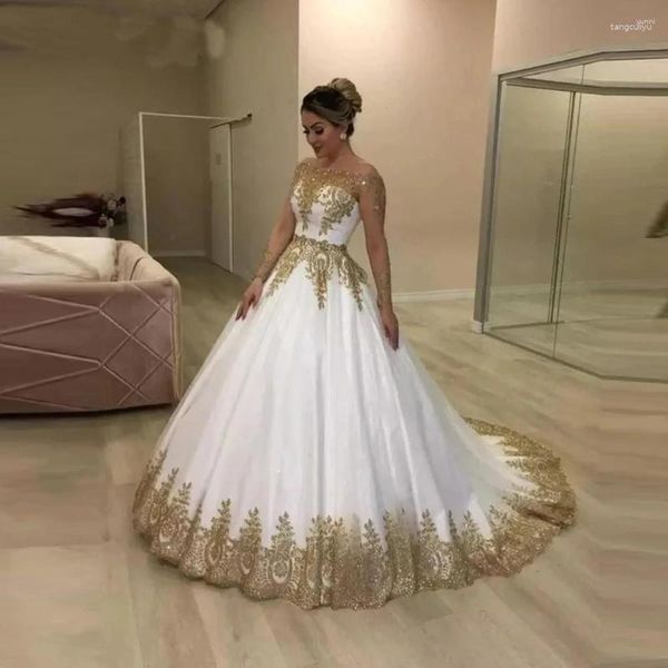 Abiti da festa 2023 Abito da sposa arabo saudita a maniche lunghe per la sposa Perline di applique in pizzo dorato Scollo a barchetta Abiti da sera formali vintage Aso