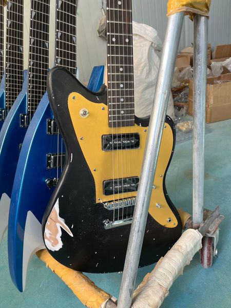 Custom Shop Fano Alt De Facto JM6 Relíquia Guitarra Elétrica Preta P-90 Captadores, Pickguard Dourado, Hardware Cromado, Afinador Vintage