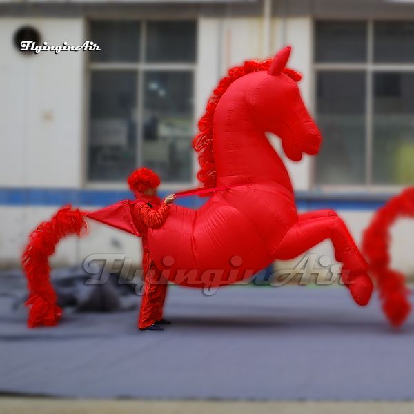 Engraçado desfile desempenho vermelho andando inflável cavalo traje controlado ar explodir balão animal para carnaval palco mostrar