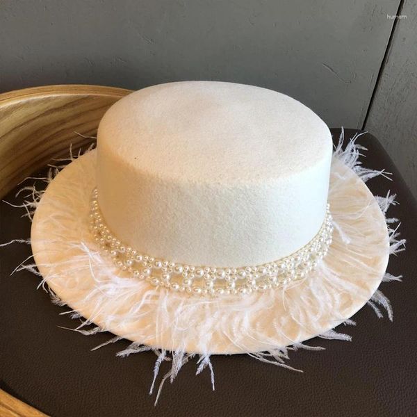 Berets Feather Pearls White Fedoras Wide Brim Wool Plat Top Hat для женщин Свадебное платье для вечеринки, шляпы оптом