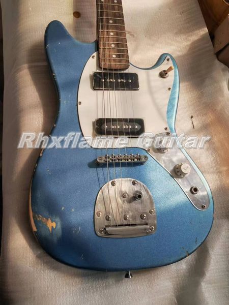 Custom Shop Fano Alt De Facto JM6 Relic Chitarra elettrica blu metallizzata Ponte tremolo galleggiante Pickup P-90 neri Battipenna bianco Hardware cromato Accordatore vintage