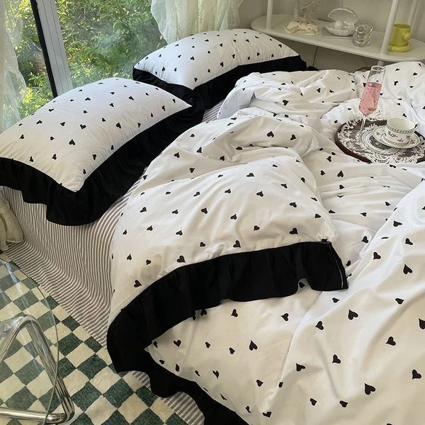 Set di biancheria da letto INS Cuore Amore Set di fiori Lenzuolo Semplice Nero Bianco Copripiumino Set di pizzo Ragazza Donna Tessili di lusso 231025