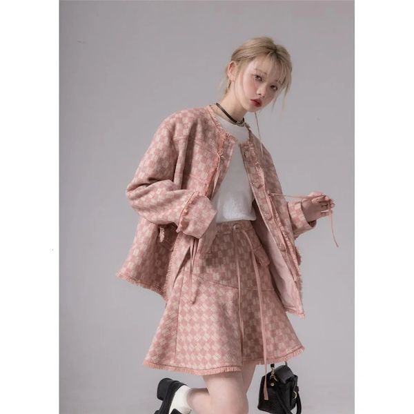 Zweiteiliges Kleid Süßes rosa Plaid 2-teiliges Set Damen Herbst O-Kragen Quaste Schnürung Tweed Jacke Mini Fischschwanzrock Kawaii Winter Korea Modeanzug 231026