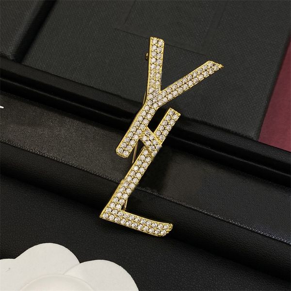 Simples carta pinos broche de luxo designer jóias para mulheres ouro cristal broches das mulheres dos homens marca breastpin cachecol terno vestido festa ornamento