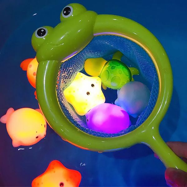 Bebek banyo oyuncaklar bebek sevimli hayvanlar banyo oyuncak yüzme suyu LED aydınlık oyuncaklar yumuşak kauçuk şamandıra indüksiyon aydınlık kurbağalar çocuklar için komik hediyeler oynuyor 231026