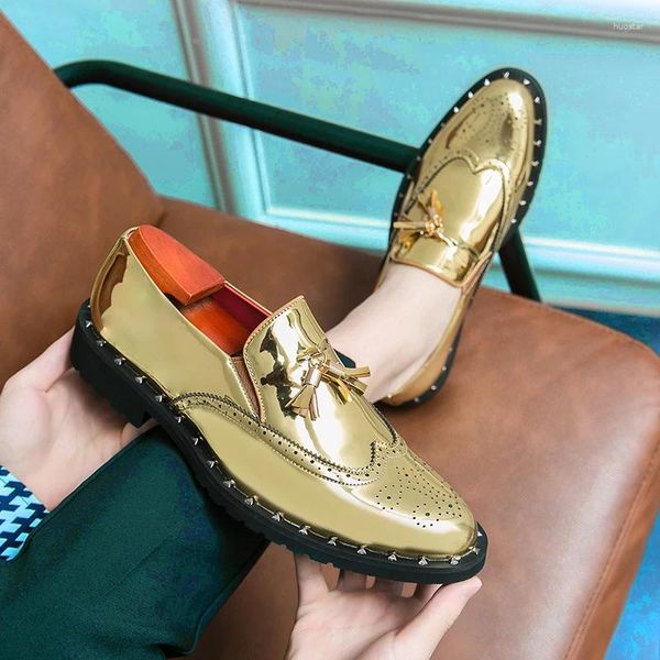 Sapatos de vestido Estilo Britânico Moda Golden Tassel Brogues Sapato para Homens Apontou Couro Slip-on Mocassins de Casamento 2023