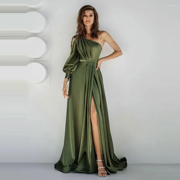 Бальные платья Жемчужное платье Элегантное оливково-зеленое атласное вечернее платье с разрезом по бокам на одно плечо Аппликация из бисера Шар с пышными рукавами
