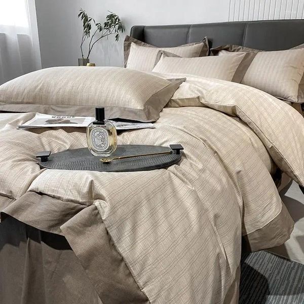 Set di biancheria da letto Set di lenzuola e trapunta in quattro pezzi in cotone stile nordico Piumino di lusso semplice e leggero