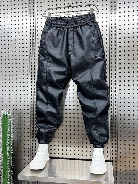 Calças masculinas homens roupas outono inverno com lã espessa couro baggy casual motocicleta equitação à prova de vento quente pu