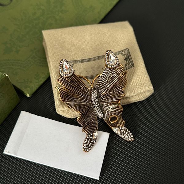 Orijinal Tasarım Mektubu Broş Kelebek şeklindeki elmas kakma hem erkekler hem de kadınlar için çok yönlü aksesuarlar