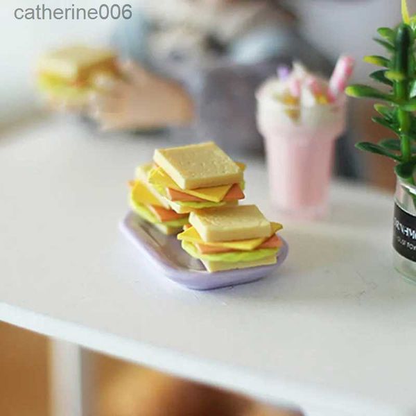 Mutfaklar Yemek Oyun 2 PCS Mini Sandes Simülasyon Yiyecek Kil 1/12 Dollhouse Minyatür Oyun Yemek Bebek Mutfak Mobilyaları Accessoriel231026