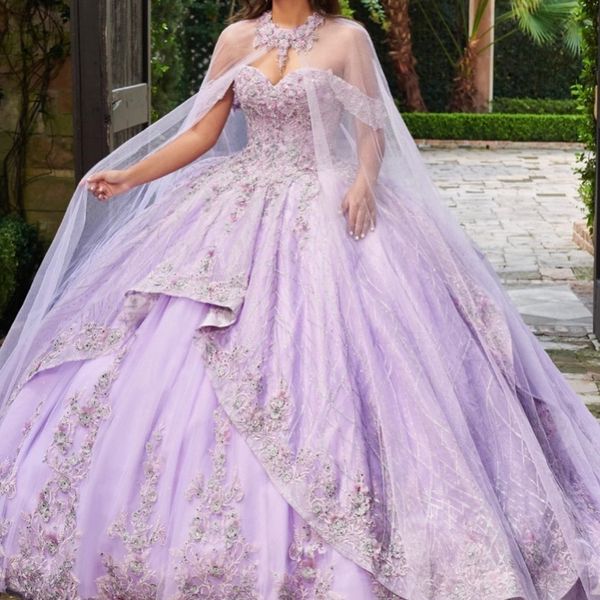 2024 Abiti Quinceanera scintillanti color lavanda Abiti formali di lusso con perline Applicazioni in pizzo con mantello Dolce 15 16 Abito da laurea Balll Gwon