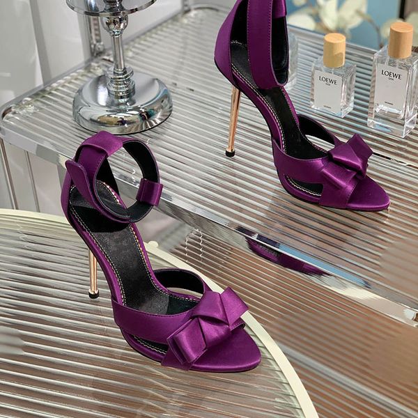2024 Tasarımcı Yeni Ayakkabı Seksi Moda Çiçek Elbise Parlak Deri Lüks İnce Topuk Sandalet Yarım Sarılı Ayaklar Net Kırmızı Yıldız Net Kırmızı Aynı Stil Sandalet 35-42