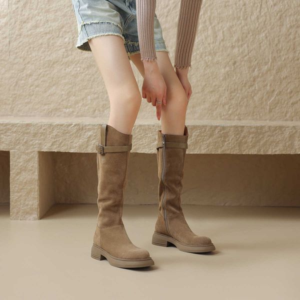 Новинка 2023 года, замшевые ботинки в английском стиле с длинными рукавами на плоской подошве, джинсовые ботинки в стиле вестерн, женские рыцарские сапоги с толстым дном и высоким рукавом 231026