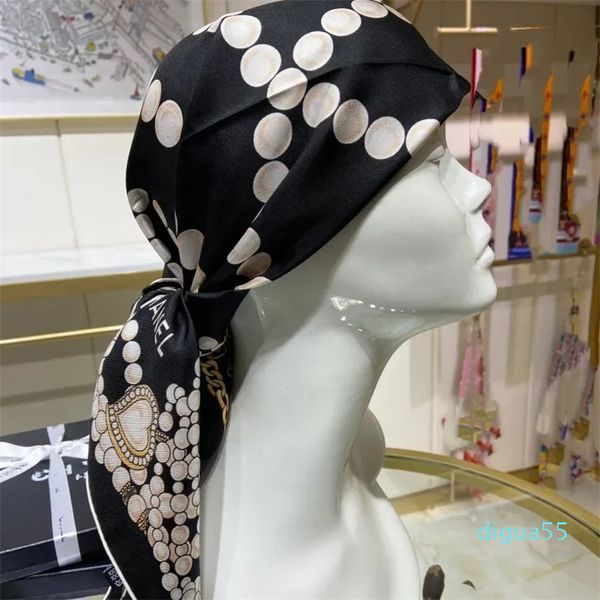 Sciarpa di seta di design da donna moda perla Catena di metallo Stampa camelia avvolgente Sciarpe di testa quadrata twill di seta Sciarpe scialle taglia compleanno 90 90 cm