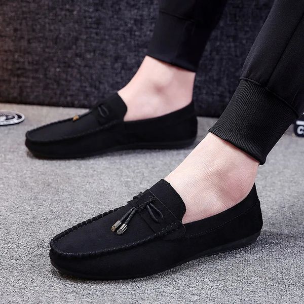 Sapatos de vestido homens moda casual masculino camurça mocassins lazer mocassins deslizamento em homens dirigindo preto vermelho homem preguiçoso sapato 231026