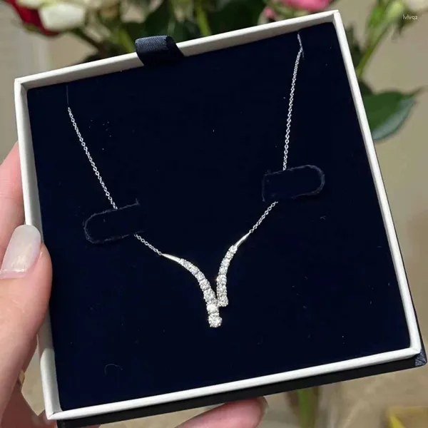 Ciondoli Collana semplice con strass di alta qualità Moda femminile fresca Desiderio versatile Luce lampeggiante Gioielli personalizzati raffinati di lusso