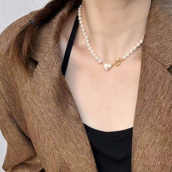 Designer Vivian Viviene Imperatrice Dowager Saturn Love Pearl Collana francese Luce di lusso Ragazza Versatile resina con collare a forma di cuore di pesca