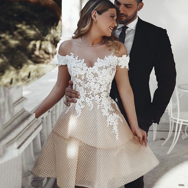 Abiti da sposa corti al ginocchio corti su misura con applicazioni in pizzo alla moda 2023 con spalle scoperte