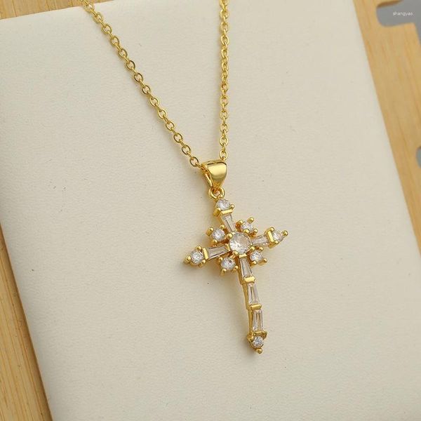 Anhänger-Halsketten CottvoPetite vergoldetes Kreuz für Damen, exquisiter Baguette-Zirkon, stärkt den christlichen Glauben, Schmuck, Geschenke